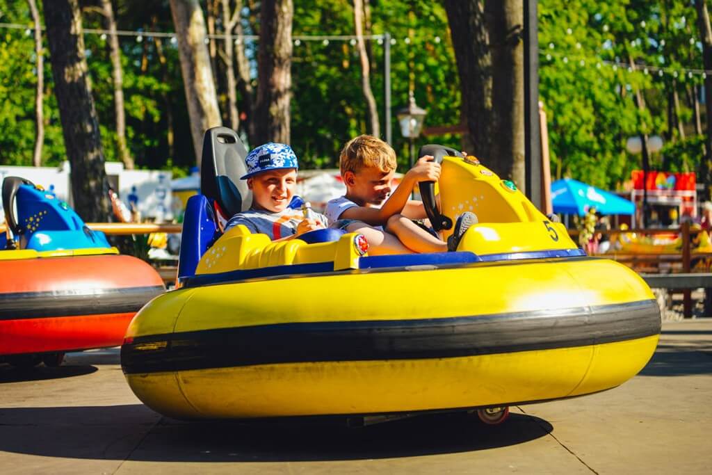 Radosne dzieci jeżdżą na żółtym "Bumper Cars"
